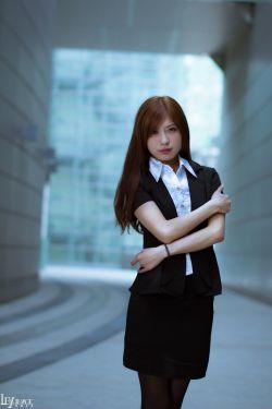 小兔子趴在陆沉的腿上怎么画
